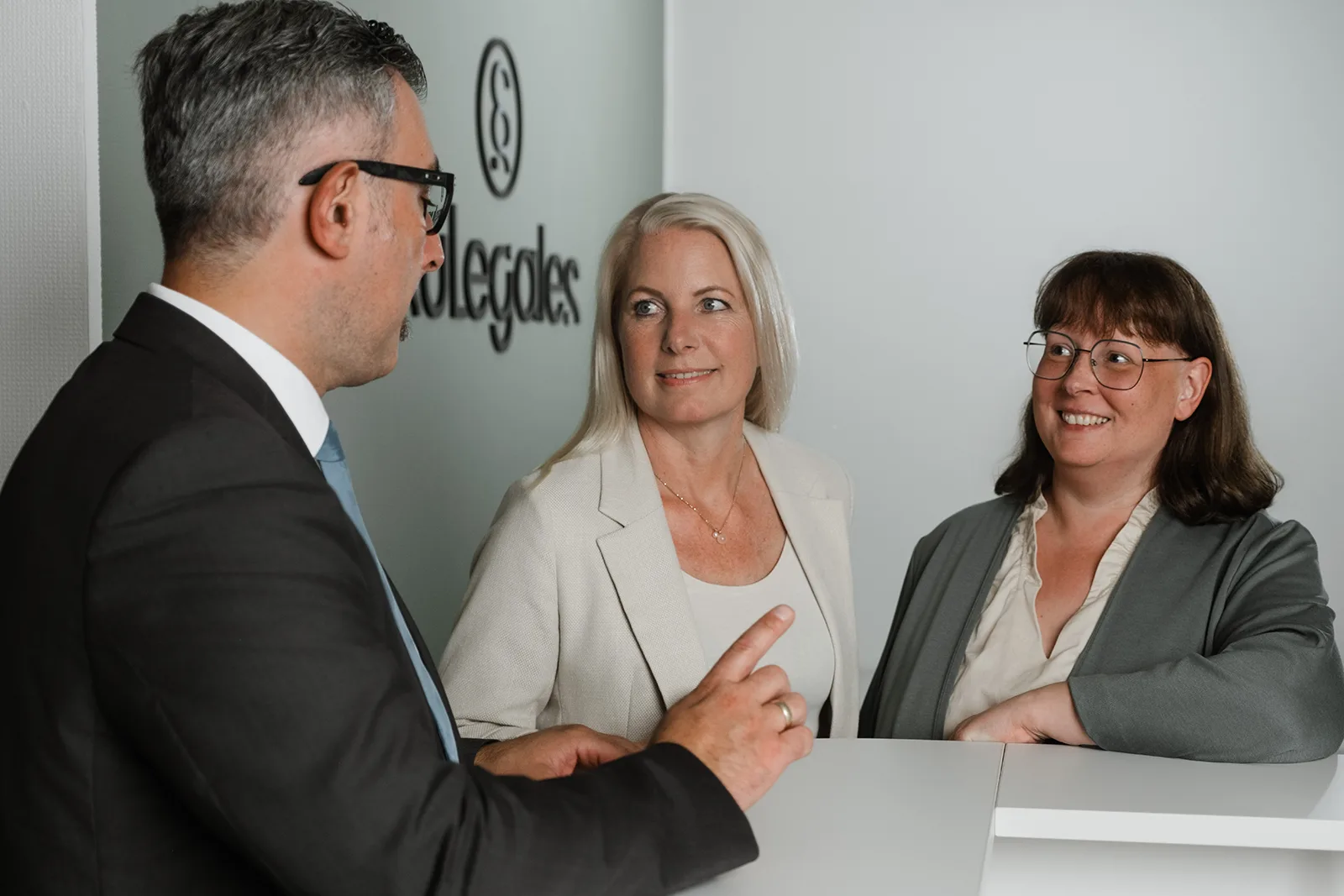 Das Anwaltsteam in einer Besprechung am Tresen